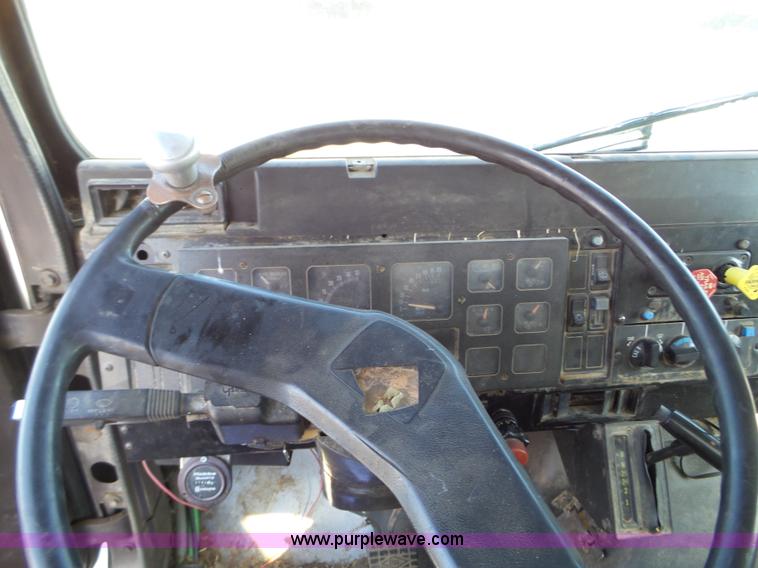 image for item L5113 1991 International 7100 feed truck