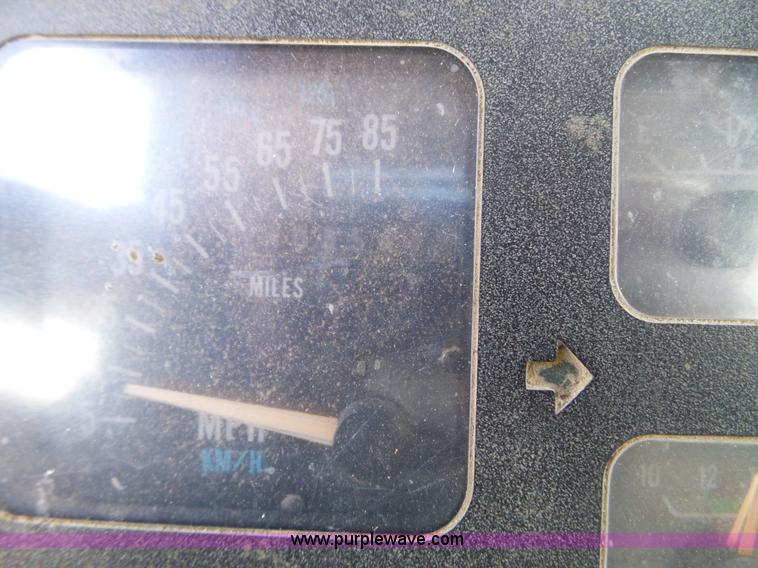 image for item L5113 1991 International 7100 feed truck