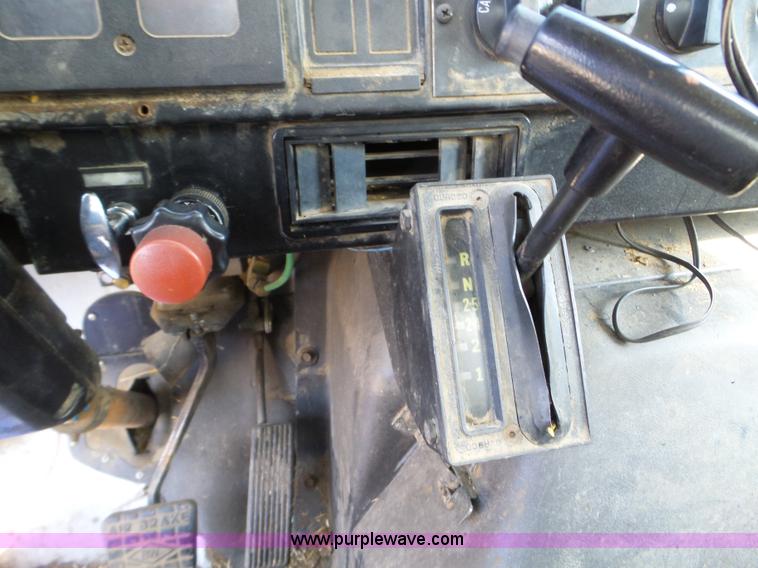 image for item L5113 1991 International 7100 feed truck