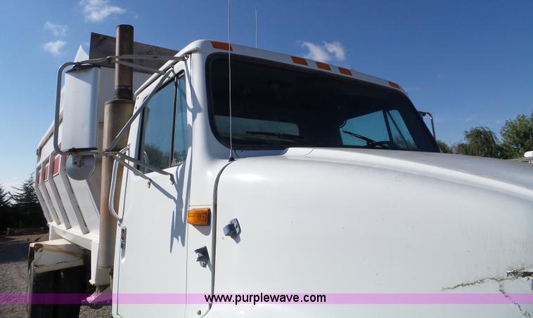 image for item L5113 1991 International 7100 feed truck