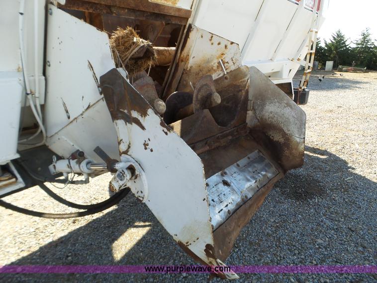 image for item L5113 1991 International 7100 feed truck