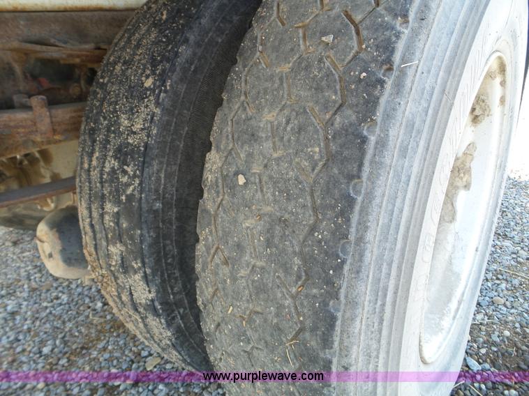 image for item L5113 1991 International 7100 feed truck