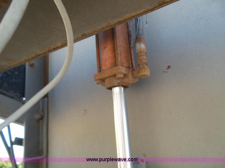 image for item L5117 2000 Loewen 603 vertical mixer