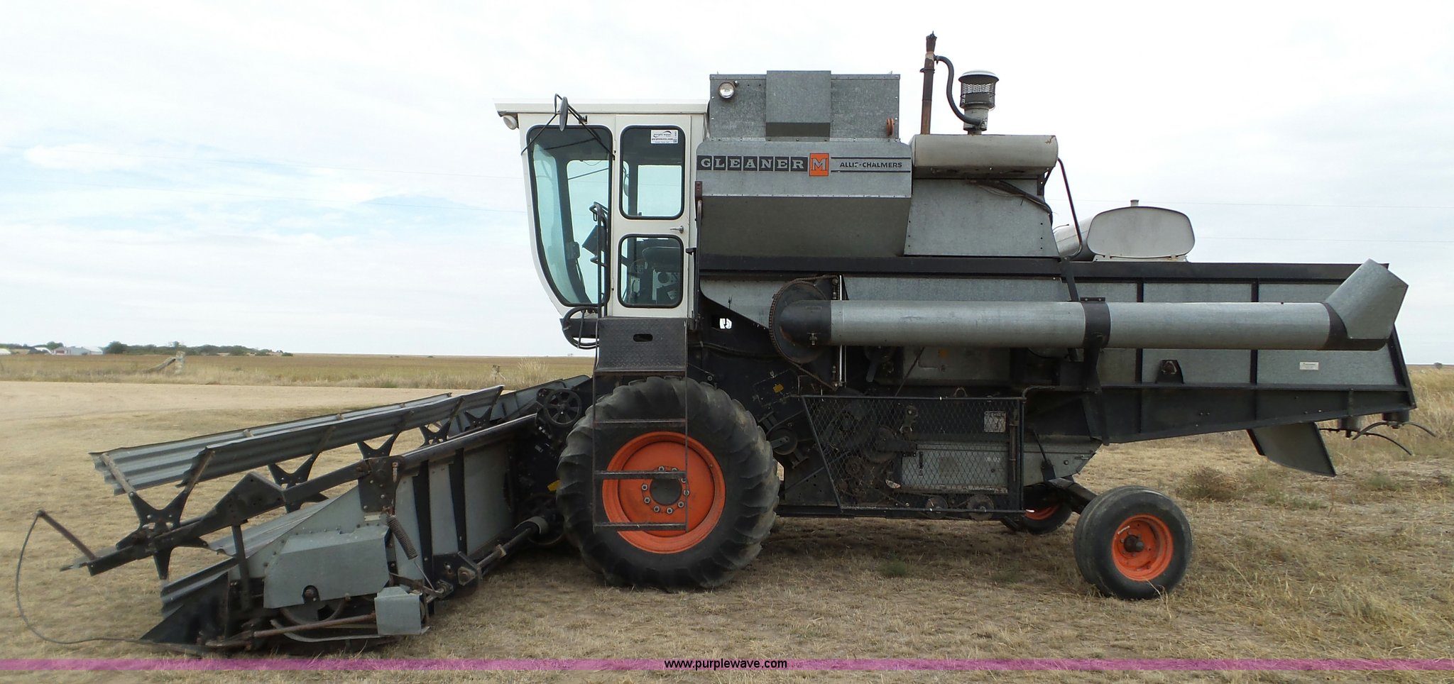 1973 Gleaner M combine in Gorham, KS Item L5083 sold Purple Wave