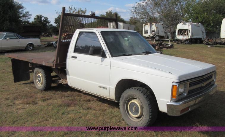 image for item BB9160 1993 Chevrolet S10 flatbed pickup truck