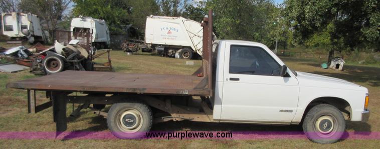 image for item BB9160 1993 Chevrolet S10 flatbed pickup truck