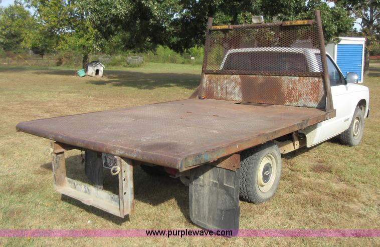 image for item BB9160 1993 Chevrolet S10 flatbed pickup truck