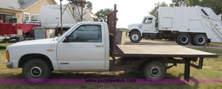 image for item BB9160 1993 Chevrolet S10 flatbed pickup truck
