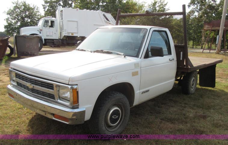 image for item BB9160 1993 Chevrolet S10 flatbed pickup truck