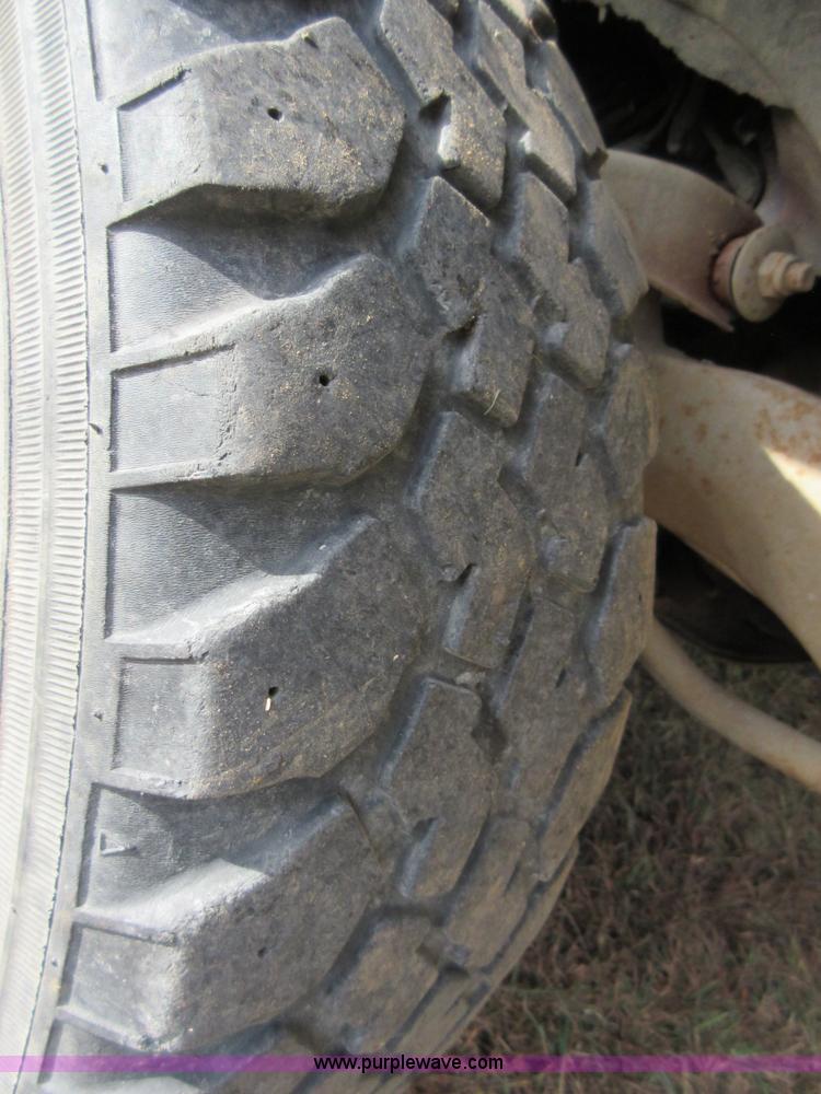 image for item BB9160 1993 Chevrolet S10 flatbed pickup truck