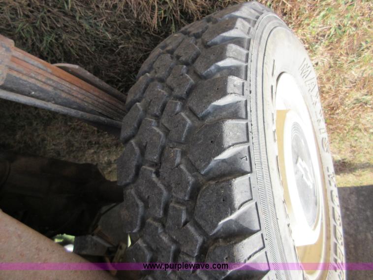 image for item BB9160 1993 Chevrolet S10 flatbed pickup truck