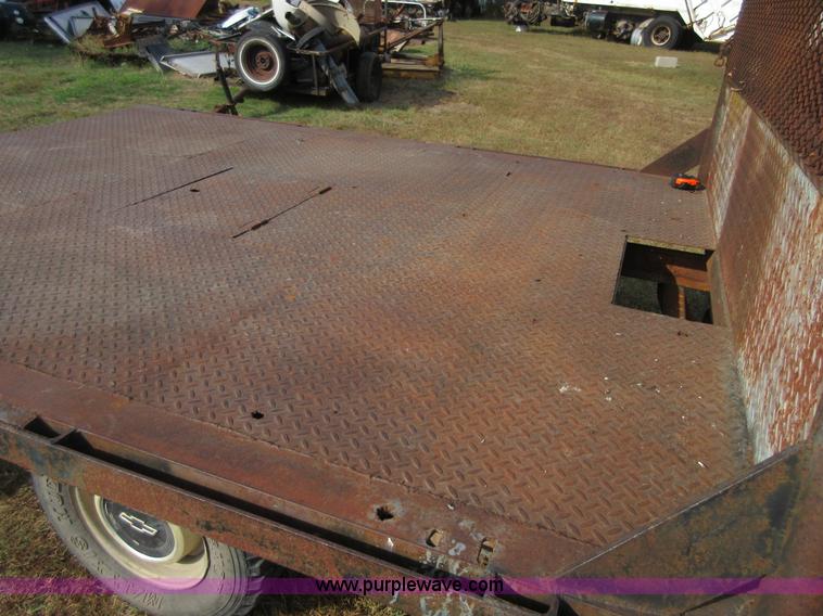 image for item BB9160 1993 Chevrolet S10 flatbed pickup truck