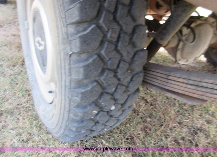 image for item BB9160 1993 Chevrolet S10 flatbed pickup truck