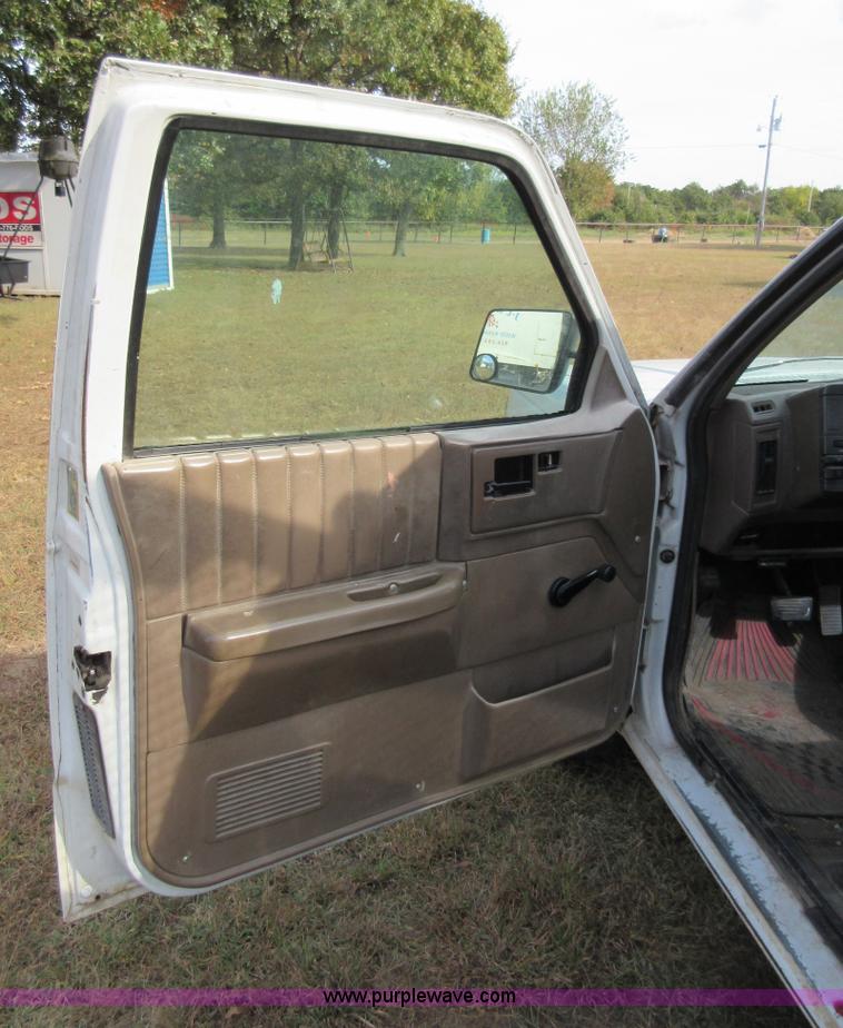 image for item BB9160 1993 Chevrolet S10 flatbed pickup truck