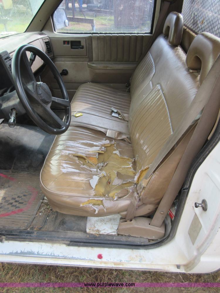 image for item BB9160 1993 Chevrolet S10 flatbed pickup truck