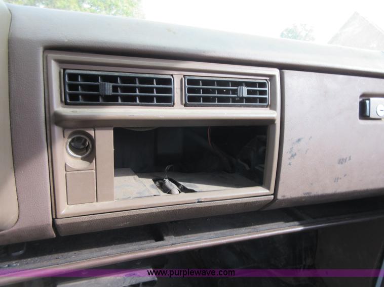 image for item BB9160 1993 Chevrolet S10 flatbed pickup truck