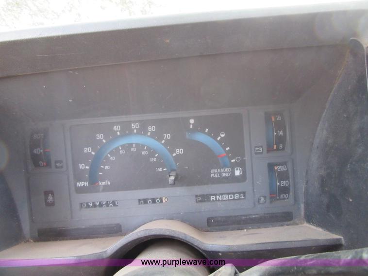 image for item BB9160 1993 Chevrolet S10 flatbed pickup truck