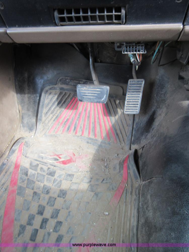 image for item BB9160 1993 Chevrolet S10 flatbed pickup truck