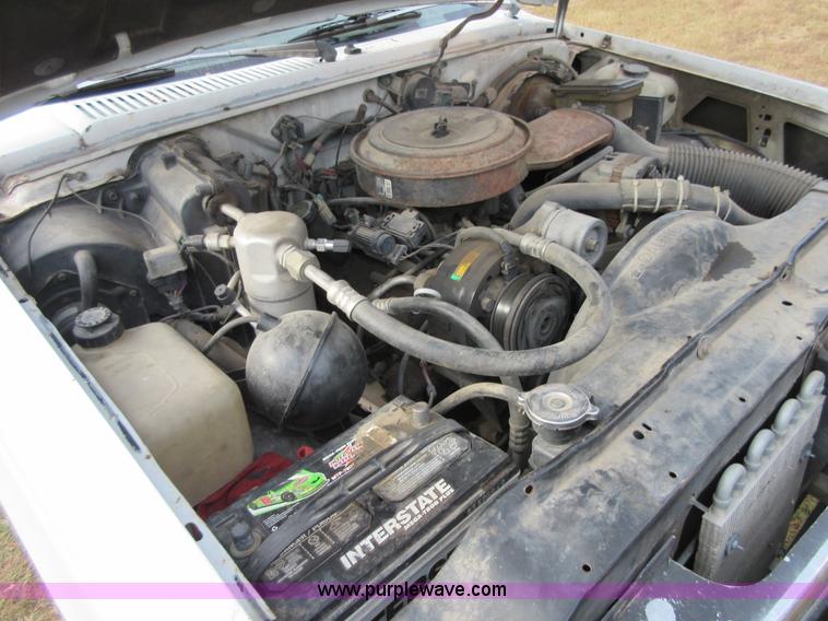 image for item BB9160 1993 Chevrolet S10 flatbed pickup truck