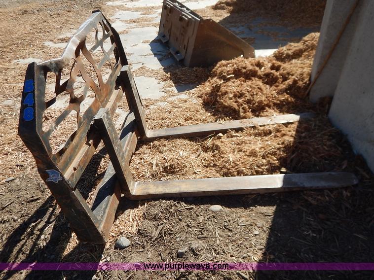 image for item BT9632 Blue Diamond B48 pallet forks