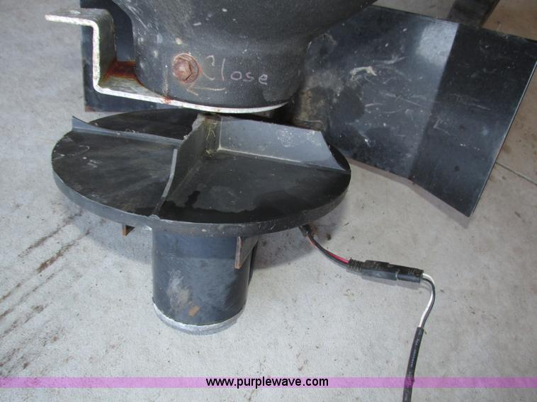 image for item H1121 Assorted snow removal tools and accessories