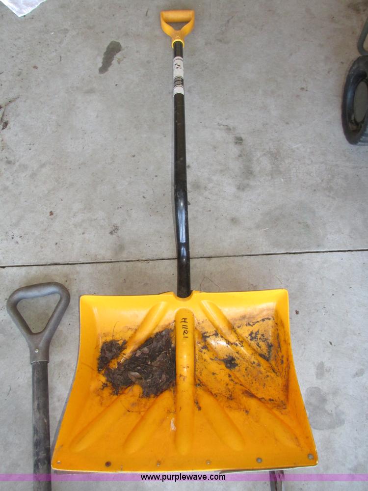 image for item H1121 Assorted snow removal tools and accessories
