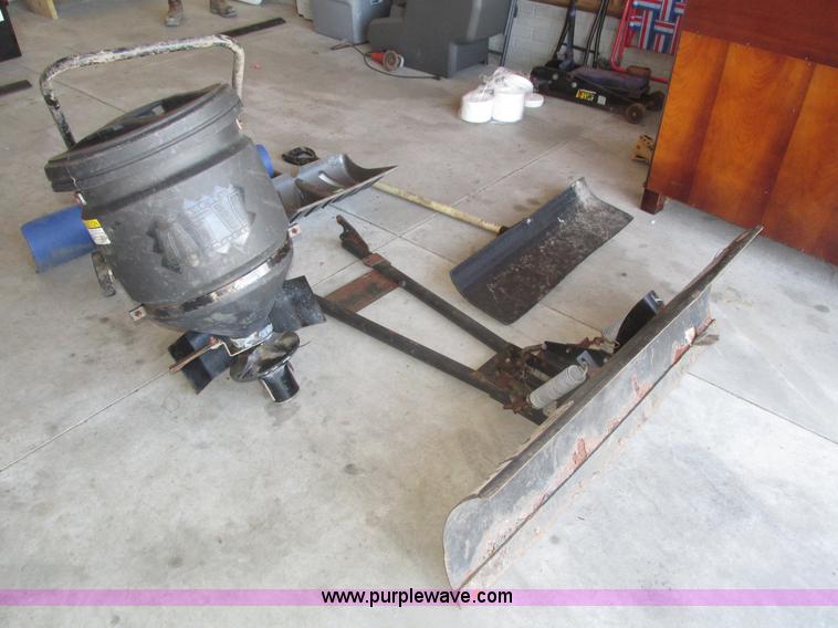 image for item H1122 Assorted snow removal tools and accessories