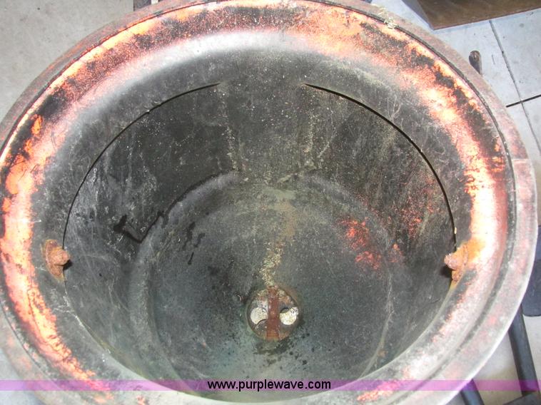 image for item H1122 Assorted snow removal tools and accessories