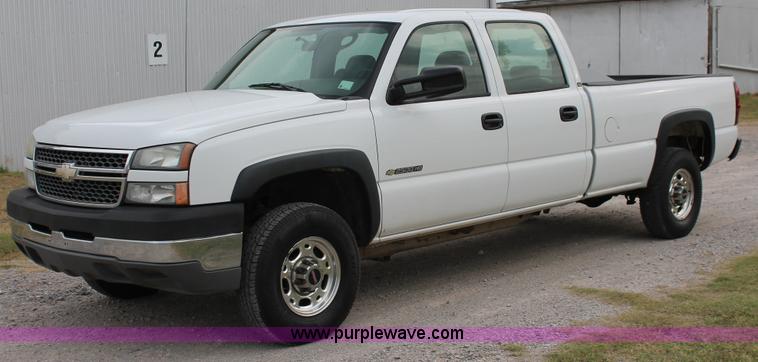image for item H8087 2005 Chevrolet Silverado 2500HD Crew Cab pickup truck