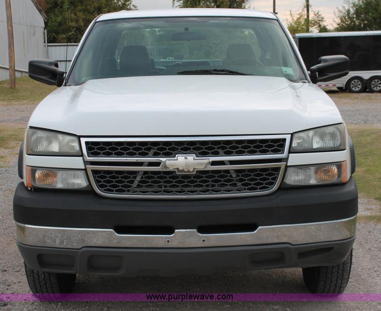 image for item H8087 2005 Chevrolet Silverado 2500HD Crew Cab pickup truck