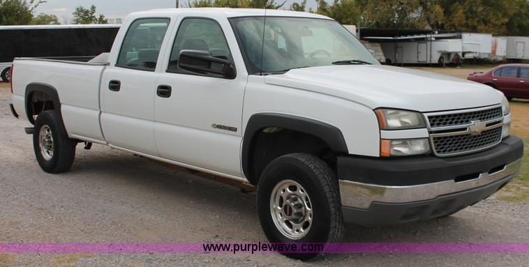image for item H8087 2005 Chevrolet Silverado 2500HD Crew Cab pickup truck