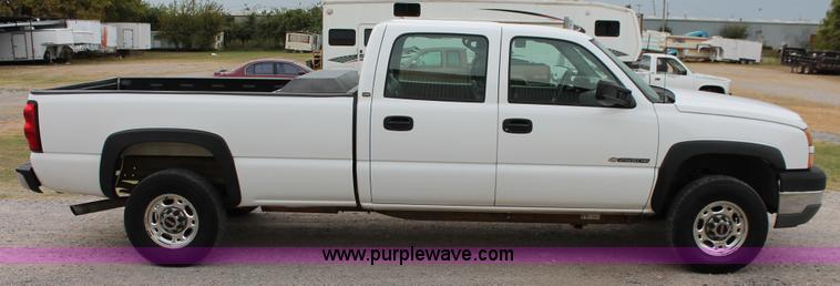 image for item H8087 2005 Chevrolet Silverado 2500HD Crew Cab pickup truck