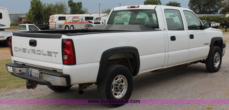 image for item H8087 2005 Chevrolet Silverado 2500HD Crew Cab pickup truck
