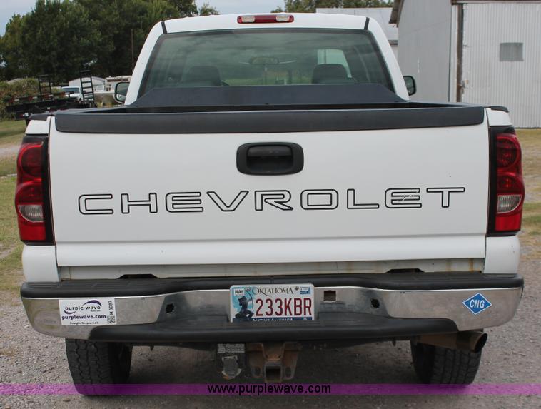image for item H8087 2005 Chevrolet Silverado 2500HD Crew Cab pickup truck