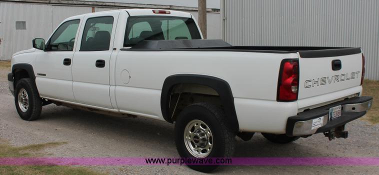 image for item H8087 2005 Chevrolet Silverado 2500HD Crew Cab pickup truck