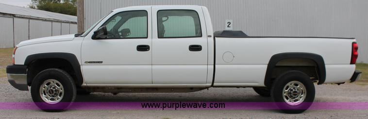image for item H8087 2005 Chevrolet Silverado 2500HD Crew Cab pickup truck