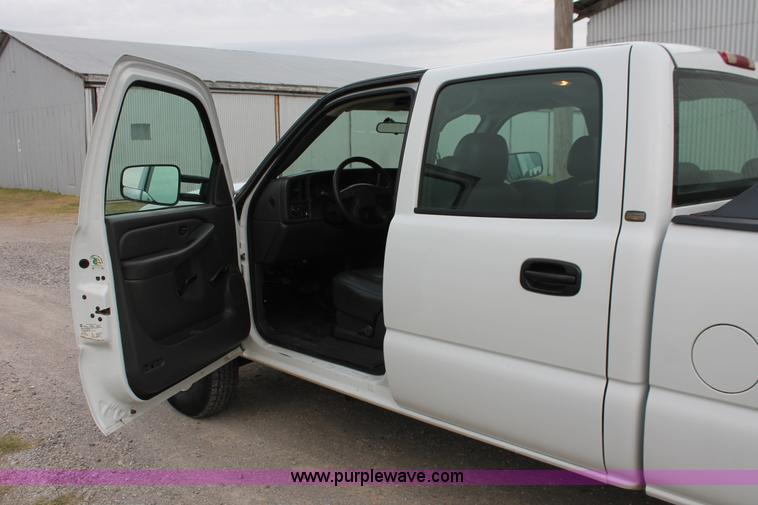 image for item H8087 2005 Chevrolet Silverado 2500HD Crew Cab pickup truck