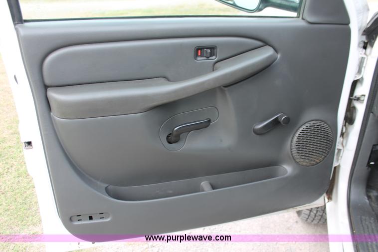 image for item H8087 2005 Chevrolet Silverado 2500HD Crew Cab pickup truck