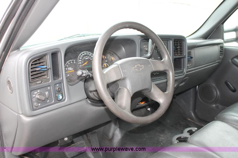 image for item H8087 2005 Chevrolet Silverado 2500HD Crew Cab pickup truck