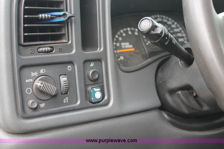 image for item H8087 2005 Chevrolet Silverado 2500HD Crew Cab pickup truck