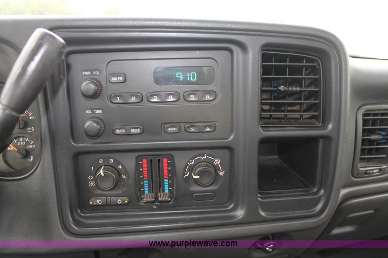 image for item H8087 2005 Chevrolet Silverado 2500HD Crew Cab pickup truck