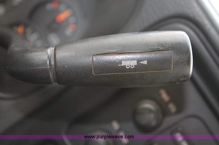 image for item H8087 2005 Chevrolet Silverado 2500HD Crew Cab pickup truck