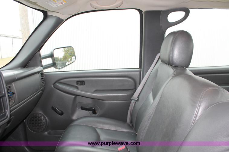 image for item H8087 2005 Chevrolet Silverado 2500HD Crew Cab pickup truck