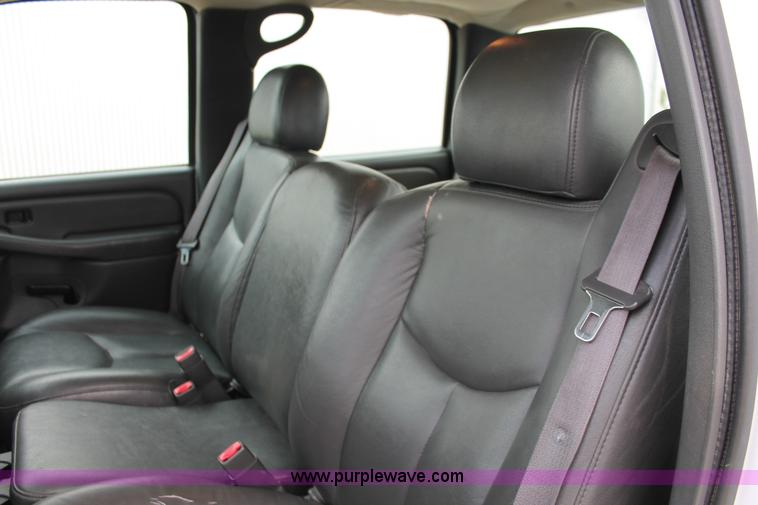 image for item H8087 2005 Chevrolet Silverado 2500HD Crew Cab pickup truck