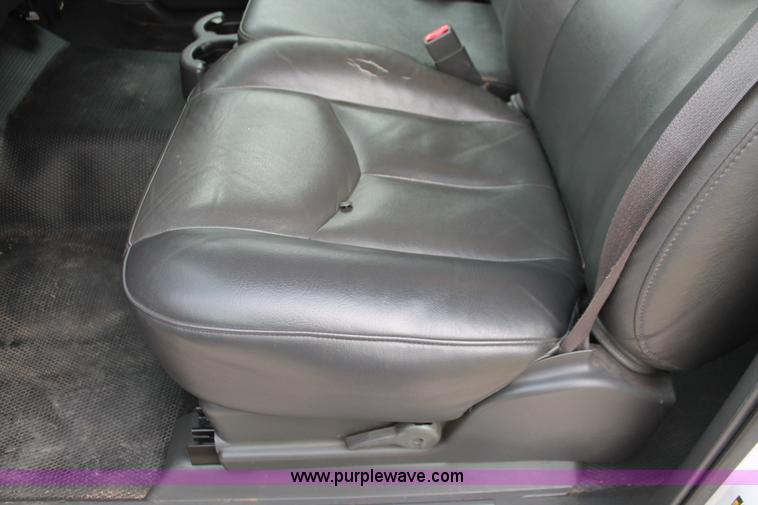 image for item H8087 2005 Chevrolet Silverado 2500HD Crew Cab pickup truck