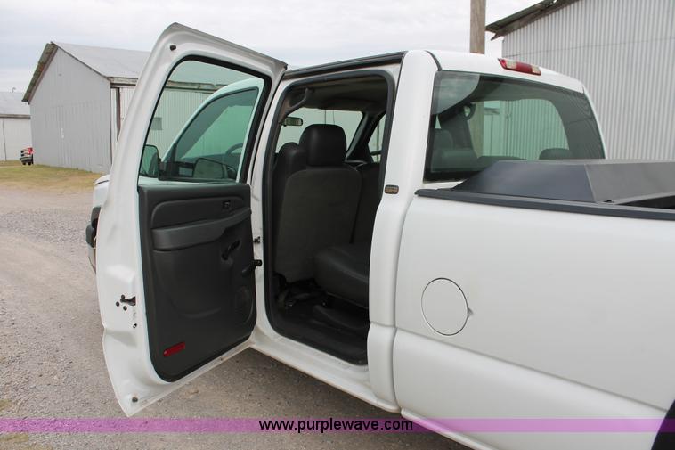 image for item H8087 2005 Chevrolet Silverado 2500HD Crew Cab pickup truck