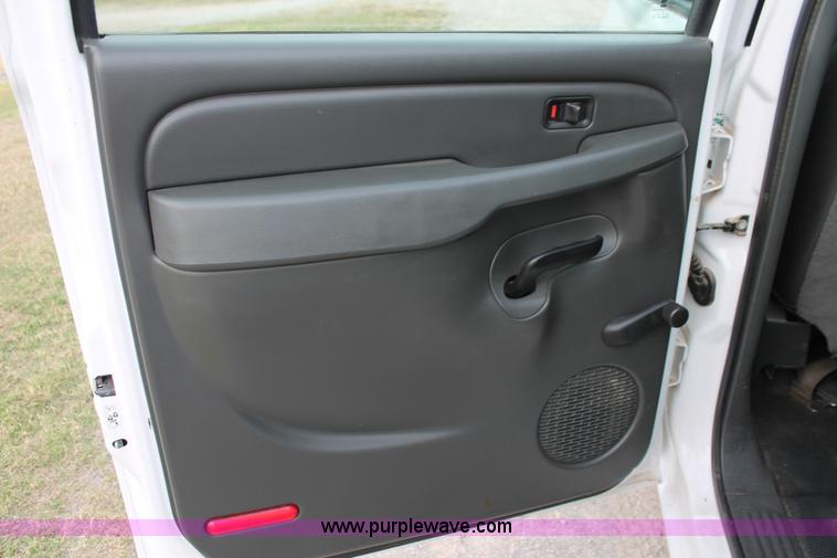 image for item H8087 2005 Chevrolet Silverado 2500HD Crew Cab pickup truck