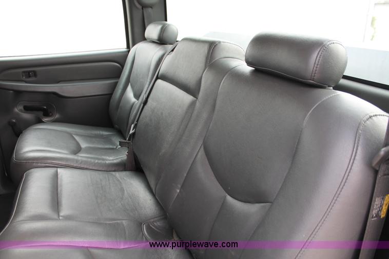 image for item H8087 2005 Chevrolet Silverado 2500HD Crew Cab pickup truck