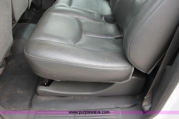 image for item H8087 2005 Chevrolet Silverado 2500HD Crew Cab pickup truck