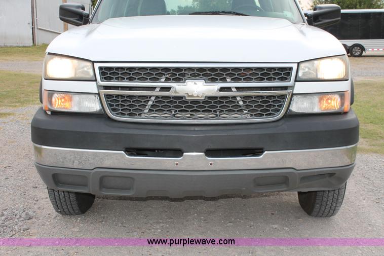 image for item H8087 2005 Chevrolet Silverado 2500HD Crew Cab pickup truck